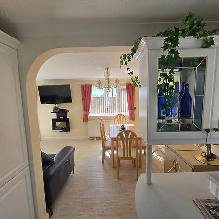 Family Bungalow With Private Pool Kilgetty Екстер'єр фото